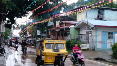 Taxis-Triciclo-Filipinos-Conduciendo-Por-La-Calle-Durante-La-Celebración-Del-Festival-De-Bodas-Pintados-En-La-Ciudad-De-Coron,-Palawan,-Filipinas,-Sudeste-De-Asia