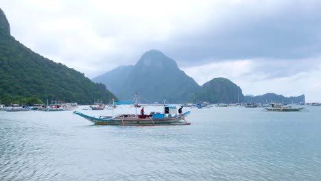 Tour-Tradicional-Con-Estabilizadores-Y-Barco-De-Pesca-En-El-Popular-Destino-Turístico-De-El-Nido-En-Palawan,-Filipinas.