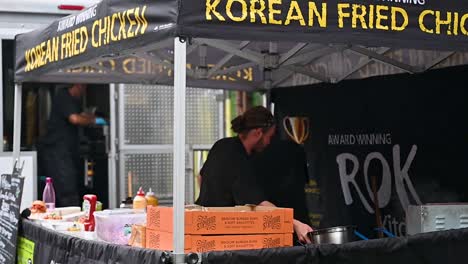 Pollo-Frito-Coreano-En-Leather-Lane,-Londres,-Reino-Unido