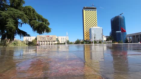 Tirana,-Capital-De-Albania,-Fuentes-De-La-Plaza-Principal-Frente-Al-Museo-Nacional-En-Un-Caluroso-Día-De-Verano