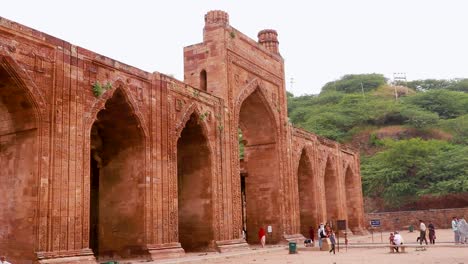 Antigua-Gran-Mezquita-Llamada-Adhai-Din-Ka-Jhonpra-Arquitectura-Vintage-En-El-Día-De-Diferentes-Videos-Tomados-En-Adhai-Din-Ka-Jhonpra-En-Ajmer-Rajasthan-India-El-19-De-Agosto-De-2023