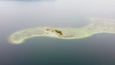 Vista-Aérea-De-Una-Pequeña-Isla-Tropical-Remota-Y-Un-Océano-Rodeado-Por-Un-Ecosistema-De-Arrecifes-De-Coral-En-La-Bahía-De-Coron,-Palawan,-Filipinas