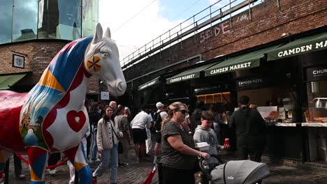 Colourful-horse-within-Camden-Market,-London,-United-Kingdom