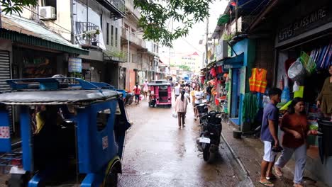 People-shopping-at-the-market-stalls-and-shops-in-Coron-Town-in-Palawan,-Philippines,-Southeast-Asia