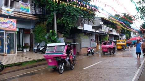 Taxis-Triciclo-Filipinos-Y-Tráfico-Durante-La-Celebración-Del-Festival-De-Bodas-Pintados-En-La-Ciudad-De-Coron,-Palawan,-Filipinas,-Sudeste-De-Asia