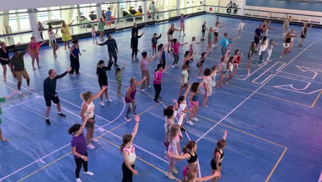 Lisboa,-Portugal---2-De-Agosto-De-2023:-Pasajeros-Que-Participan-En-Una-Clase-De-Baile-A-Bordo-Del-Himno-De-Los-Mares-Del-Caribe-Real