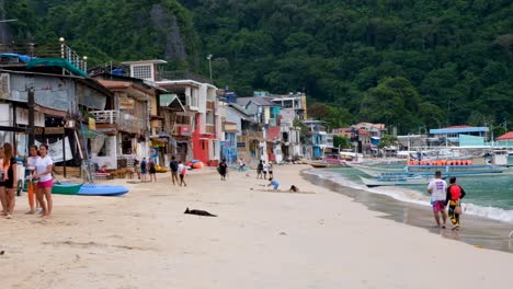 Playa-De-Arena-Blanca-Bordeada-De-Cafés,-Restaurantes-Y-Bares-Con-Multitudes-De-Turistas-Y-Filipinos-En-El-Nido,-Palawan,-Filipinas