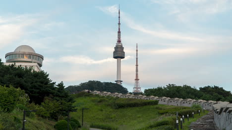 Muralla-Del-Castillo-De-La-Torre-Namsan-De-Seúl-Durante-El-Verano,-Gente-Turista-Caminando-En-El-Parque-Namsan-Al-Atardecer,-Corea-Del-Sur