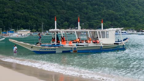 Tourist-on-island-hopping-tour-boat-in-popular-tourism-destination-of-El-Nido-in-Palawan,-Philippines,-Southeast-Asia