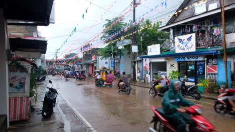 Concurridas-Calles-Filipinas-De-Motos-Y-Taxis-Triciclo-Durante-Un-Día-Húmedo-Y-Lluvioso-En-La-Ciudad-De-Coron,-Palawan-En-Filipinas,-Sudeste-Asiático