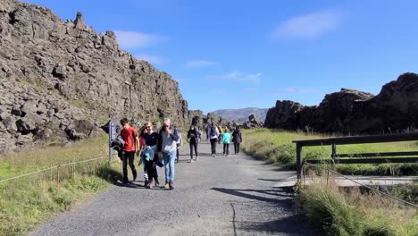 Menschen-Im-Thingvellir-Nationalpark-Gehen-Spazieren