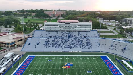 Jayhawks-Stadion-Der-Universität-Von-Kansas,-David-Booth-Kansas-Memorial-Stadium