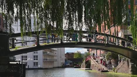 Couples-crossing-Iron-Footbridge-over-Regent’s-Canal-,-London,-United-Kingdom