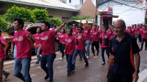 Crowds-of-Filipino-people-singing-and-dancing-during-Pintados-Kasadyaan-festival-celebrations-in-Coron-Town-in-Palawan,-Philippines,-Southeast-Asia