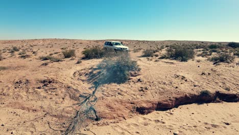 Ein-4x4-In-Der-Algerischen-Wüste,-Der-Auf-Sand-Fährt