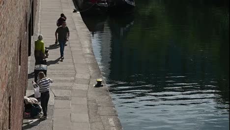 A-stroll-along-the-Regents-Canal,-London,-United-Kingdom