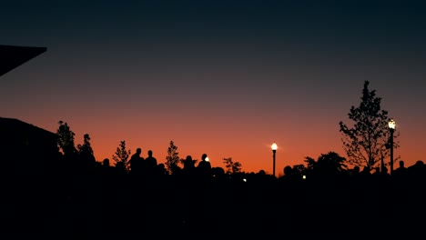 Silhouetten-Von-Konzertbesuchern-Vor-Einem-Leuchtend-Orangefarbenen-Sonnenuntergang-In-Howard,-Wisconsin,-Statische-Aufnahme