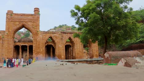 Antigua-Gran-Mezquita-Llamada-Adhai-Din-Ka-Jhonpra-Arquitectura-Vintage-En-El-Día-Desde-Diferentes-ángulos-El-Video-Se-Tomó-En-Adhai-Din-Ka-Jhonpra-En-Ajmer-Rajasthan-India-El-19-De-Agosto-De-2023