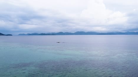 Luftdrohne-Steigt-über-Einem-Kleinen-Fischerboot-Am-Beliebten-Tauchplatz-Für-Schiffswracks-Aus-Dem-2.-Weltkrieg-In-Der-Coron-Bay-In-Palawan,-Philippinen