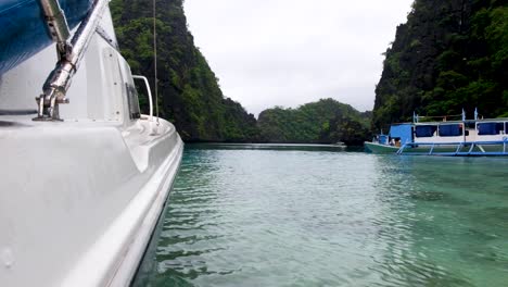 Vista-Del-Barco-Turístico-Y-El-Agua-Turquesa-Del-Océano-En-La-Laguna-Con-Impresionantes-Islas-Tropicales-En-Palawan,-Filipinas,-Sudeste-Asiático