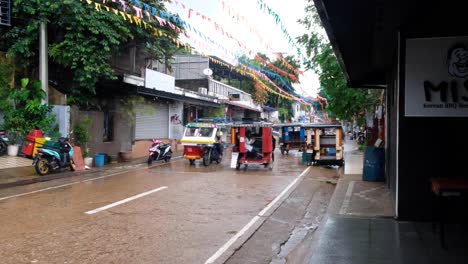 Coloridos-Taxis-Triciclo-Filipinos-Durante-Las-Celebraciones-Del-Festival-De-Bodas-Pintados-En-Palawan,-Filipinas
