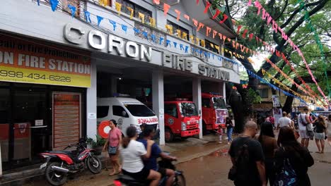 Estación-De-Bomberos-Con-Camiones-De-Bomberos-De-Servicio-De-Emergencia-En-La-Ciudad-De-Coron,-Palawan-En-Filipinas,-En-El-Sudeste-De-Asia