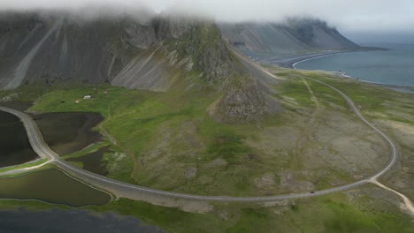 Viaje-Tranquilo-A-Lo-Largo-De-La-Carretera-De-Circunvalación-En-El-Sur-De-Islandia-Pasando-Bajo-Los-Picos-De-Las-Montañas-Brumosas