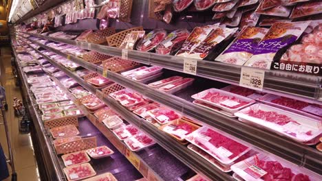 Panorámica-De-La-Selección-De-Carnes-Envasadas-En-El-Supermercado-Japonés,-Fresca-Y-Saludable.