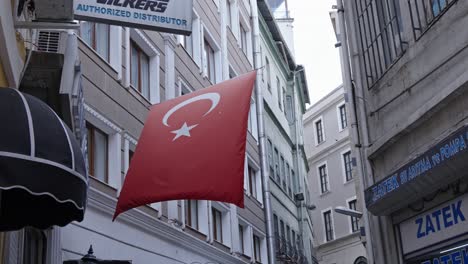 Gran-Bandera-Turca-Roja-Colgada-Entre-Edificios,-Estambul