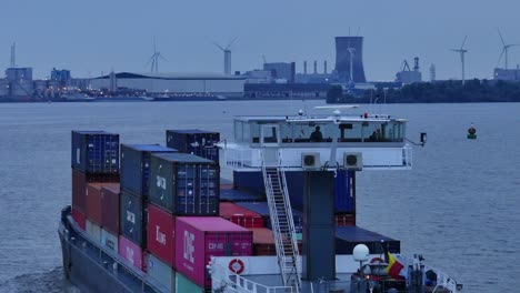 Nahaufnahme-Der-Drohne:-Steuerkabine,-Frachtschiff-„Casa-Blanca“.