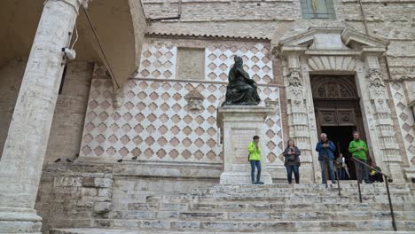 Touristen-Vor-Dem-Eingang-Zur-Kathedrale-Von-Perugia-In-Perugia,-Provinz-Perugia,-Italien