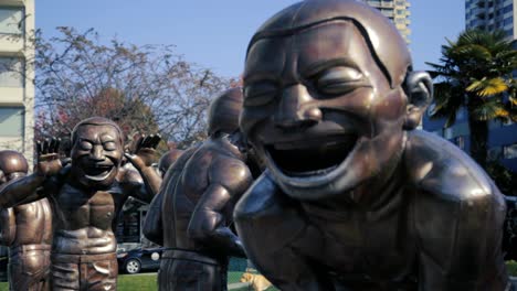 „Amazing-Laughter“-Gegossene-Bronzeskulpturen-Des-Chinesischen-Künstlers-Yue-Minjun