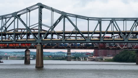 Cars-Driving-Through-The-Brent-Spence-Bridge-Over-The-Ohio-River-In-Cincinnati,-Kentucky,-USA
