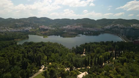 Hermosa-Vista-Aérea-Del-Gran-Parque-De-Tirana-En-Albania-En-La-Ciudad-Capital