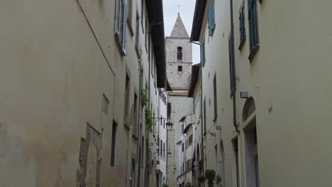Attractive-Bell-Tower-Seen-From-The-Middle-Of-An-Alley-At-Arezzo-In-Tuscany,-Italy