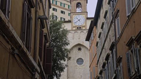 Blick-Nach-Oben-Auf-Die-Vorderseite-Der-Kirche-Von-Sant&#39;Ercolano,-Via-Sant&#39;Ercolano,-Perugia,-Provinz-Perugia,-Italien