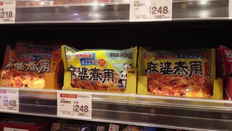 Kameraschwenk-Auf-Steigende-Preise-In-Einem-Japanischen-Supermarkt-Aufgrund-Der-Inflation