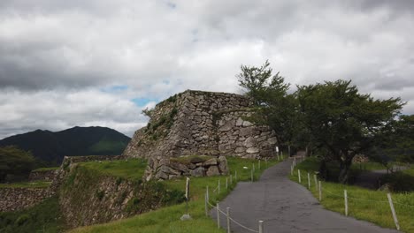 Pasarela-Que-Conduce-A-Las-Ruinas-Del-Castillo-De-Takeda-En-Asago,-Japón,-Día-Nublado-Con-Vistas-Al-Exuberante-Valle-Verde