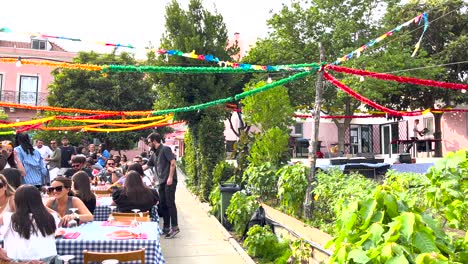 Gente-Reunida-Para-Celebrar-Las-Fiestas-De-San-Antonio,-Esperando-Ansiosamente-Sardinas-Y-Cerdo-A-La-Parrilla