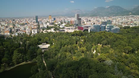 Vista-Aérea-De-Tirana,-Capital-De-Albania-Desde-El-Gran-Parque-De-Tirana.