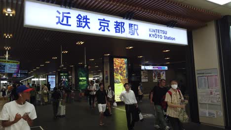 Der-überfüllte-Hauptbahnhof-Von-Kyoto-Ist-Voller-Pendler-Und-Touristen,-Die-Spazieren-Gehen-Und-Die-Stadt-Erkunden