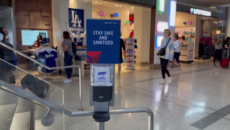 Estación-De-Desinfección-De-Manos-Purell-De-Delta-Airlines-En-El-Aeropuerto-De-Lax-El-13/7/2023