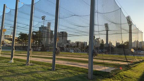 Redes-De-Críquet-Al-Atardecer-Durante-La-Temporada-Baja-En-Waca,-Perth,-Australia-Occidental