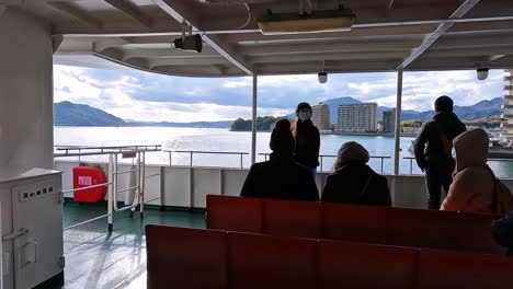 Blick-Auf-Das-Deck-Einer-Fähre-In-Japan,-Die-Einen-Hafen-Verlässt