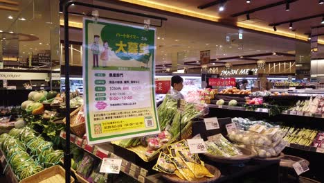 Hinweisschild-Für-Besondere-Einkaufszeiten-Im-Japanischen-Supermarkt-Für-Sicherheitsvorschriften