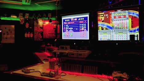 Sala-De-Videojuegos-Retro-Y-Bar-En-Osaka,-Japón.