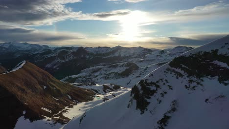 Vista-Aérea-Cinematográfica-Del-Amanecer-Sobre-Impresionantes-Montañas-Nevadas,-Alpes-Italianos