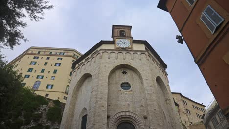 Looking-up-at-the-front-of-the-Church-of-Sant'Ercolano,-Via-Sant'Ercolano,-Perugia,-Province-of-Perugia,-Italy