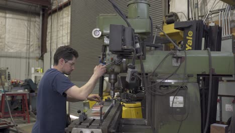 Hombre-Trabajando-Con-Una-Máquina-En-Un-Edificio-Industrial