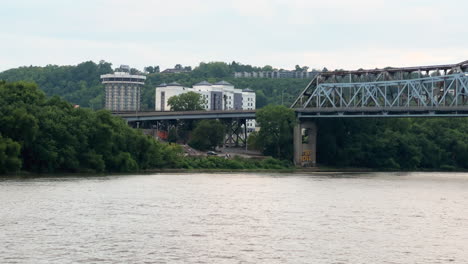 Blick-Auf-Den-Ohio-River-Und-Die-Brücke---Breit